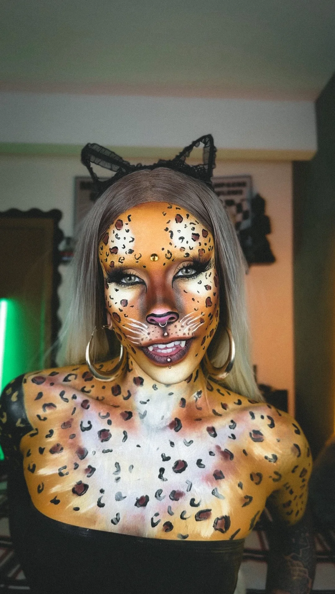 Sophie com maquiagem artística de felino e orelhas pretas