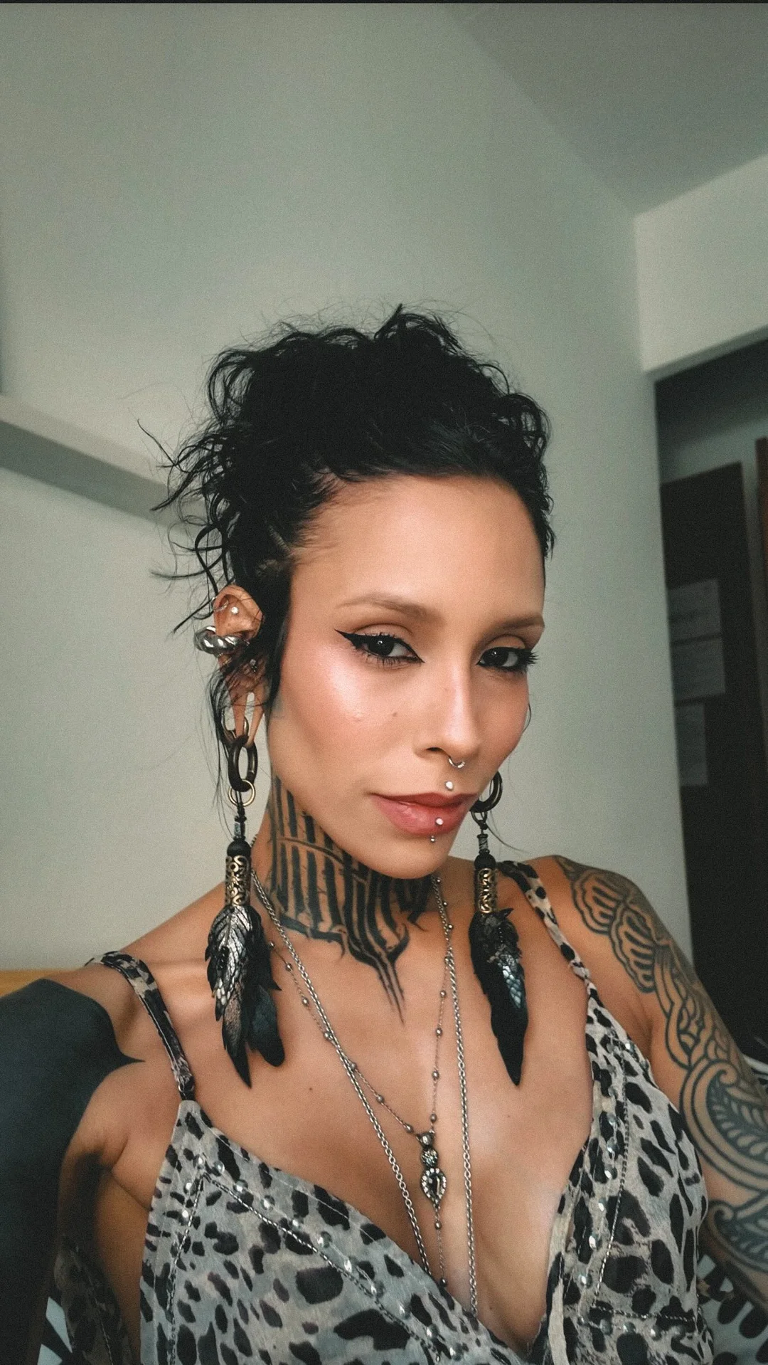 Sophie mostra o cabelo curto preso, maquiagem e brincos longos
