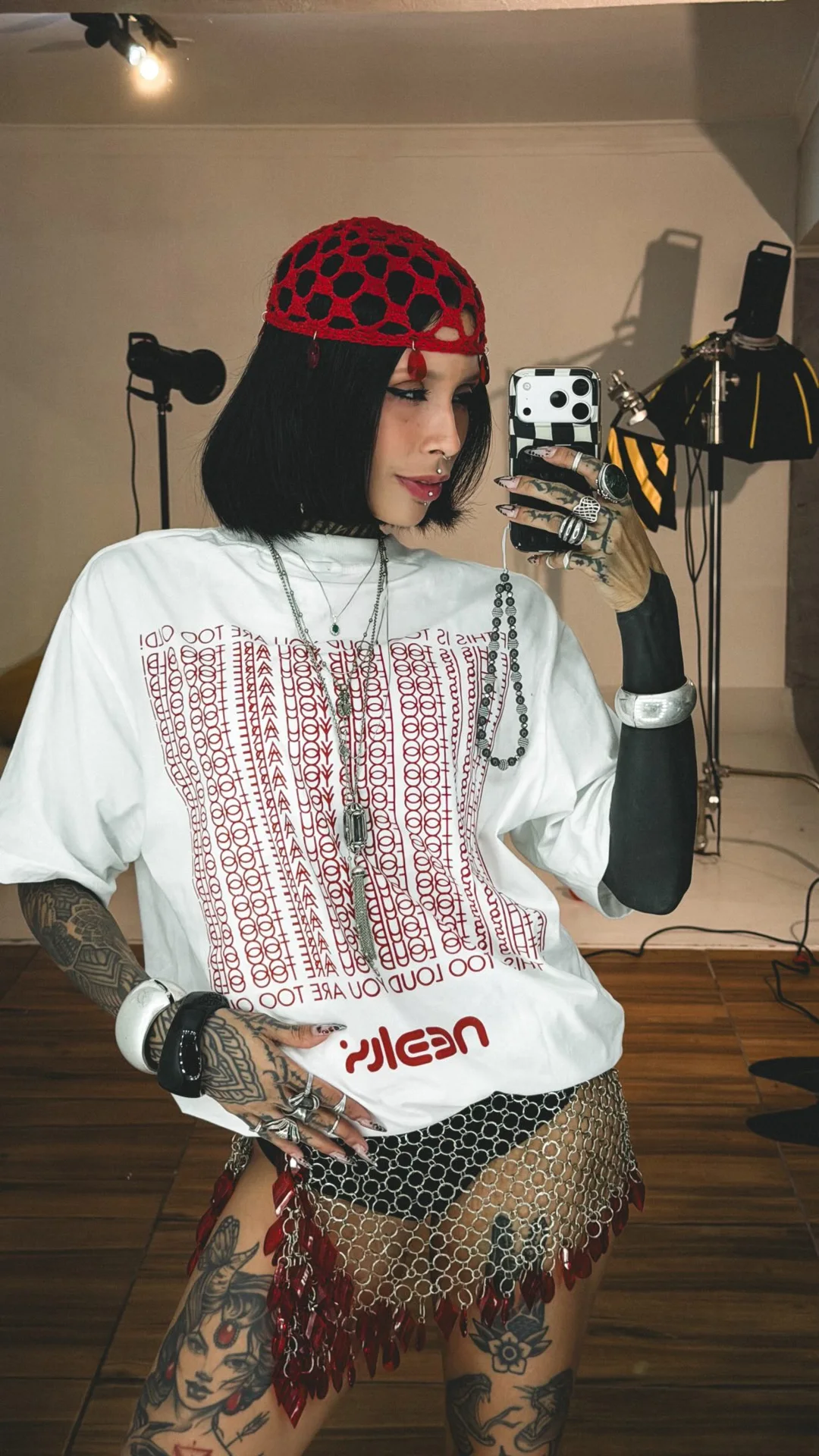 Sophie posa diante do espelho com camiseta branca Neelix e acessórios prateados
